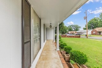 5427 Shirlington Ave in Memphis, TN - Building Photo - Building Photo