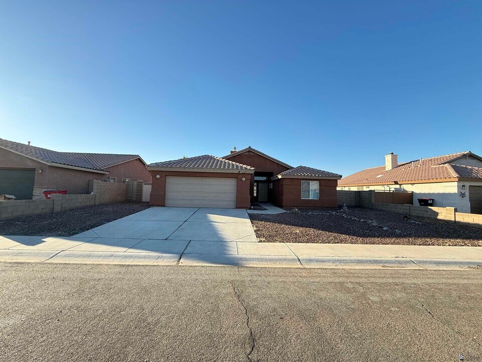 11655 E 35th St in Yuma, AZ - Building Photo