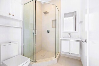 6400 NW 105th Pl in Doral, FL - Building Photo - Building Photo