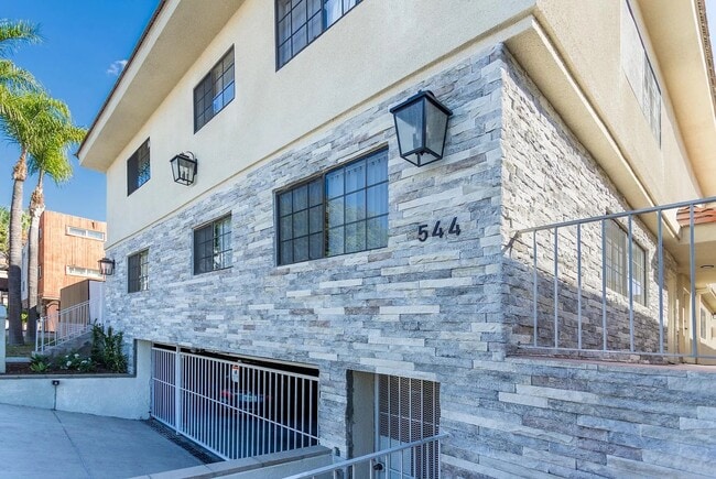 544 E Tujunga Ave, Unit 204 in Burbank, CA - Building Photo - Building Photo