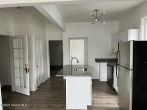 15 Putman St-Unit -Unit 2 in Amsterdam, NY - Building Photo - Building Photo