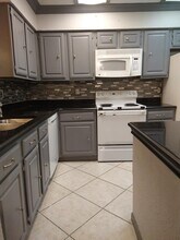 1108 Harwell Dr, Unit Cloisters Condominuns in Arlington, TX - Building Photo - Building Photo