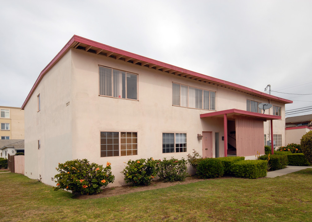 7371 W Manchester Ave in Los Angeles, CA - Building Photo