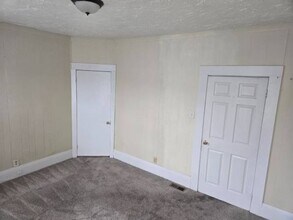 560 N Montello St, Unit Apt 1 in Brockton, MA - Building Photo - Building Photo