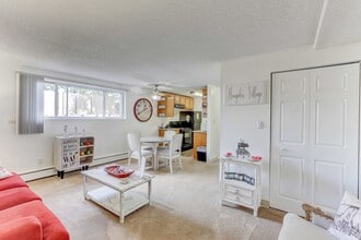 Hampden Village Apartments in Denver, CO - Foto de edificio - Building Photo