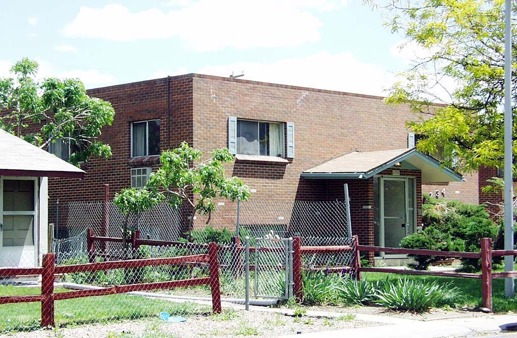1734 Paris St in Aurora, CO - Foto de edificio