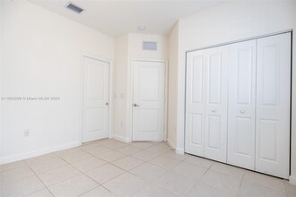 935 NE 211th St in North Miami Beach, FL - Building Photo - Building Photo