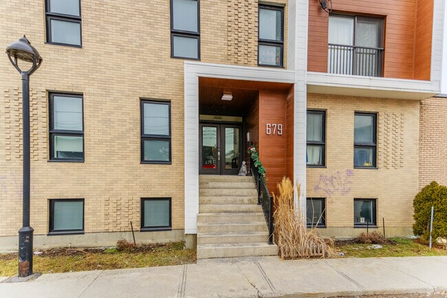 679 1Re Av in Montréal, QC - Building Photo - Building Photo