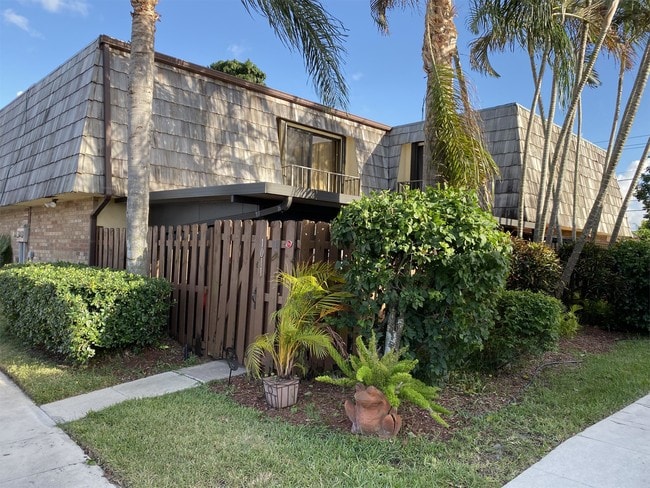 1011 Springdale Cir in Palm Springs, FL - Foto de edificio - Building Photo