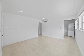 2457 NE 183rd St in Miami, FL - Foto de edificio - Building Photo