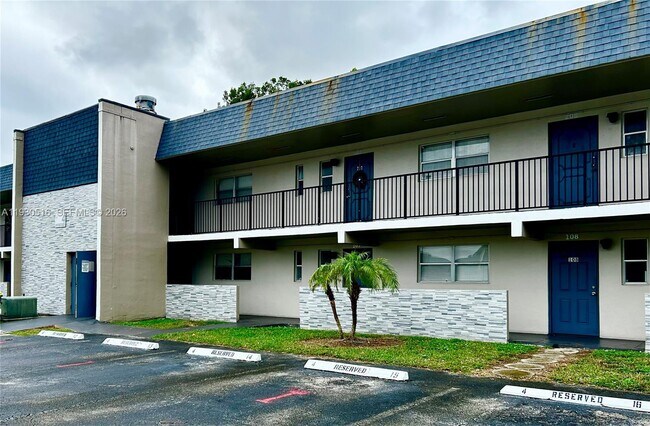 8010 N Colony Cir in Tamarac, FL - Building Photo - Building Photo