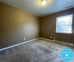 1504 Autumn Dr, Unit B in Greensboro, NC - Foto de edificio - Building Photo