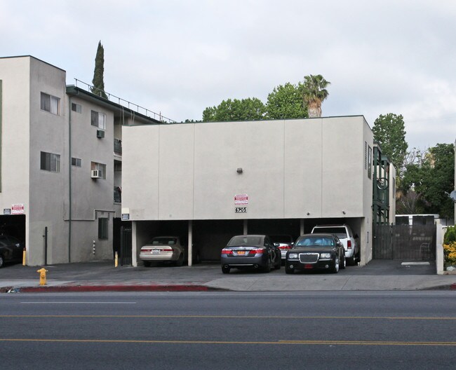 6705 Woodman Ave in Van Nuys, CA - Foto de edificio - Building Photo