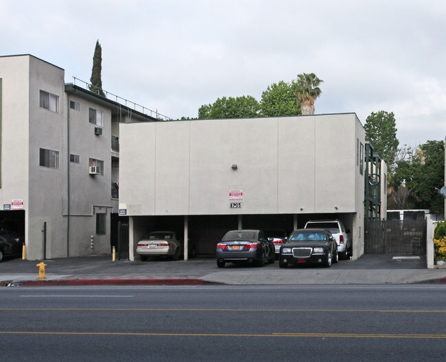 6705 Woodman Ave in Van Nuys, CA - Building Photo - Building Photo