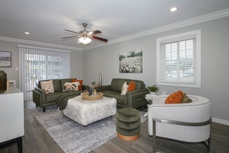 Fairfield Courtyard at Lake Grove in Lake Grove, NY - Foto de edificio - Building Photo