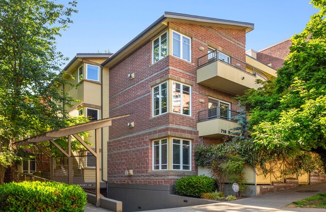 719 2nd Ave W, Unit 302 in Seattle, WA - Foto de edificio - Building Photo