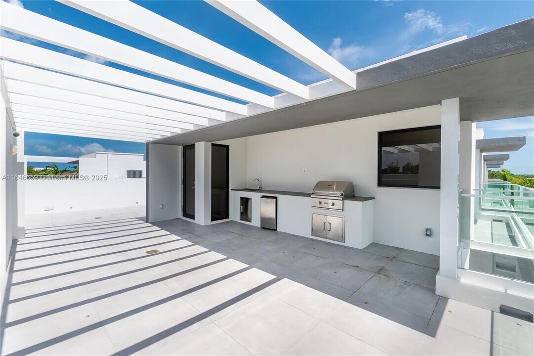 3270 Bird Ave in Miami, FL - Foto de edificio