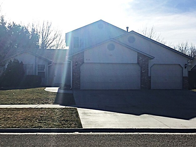 property at 1861 E Laurelwood Dr