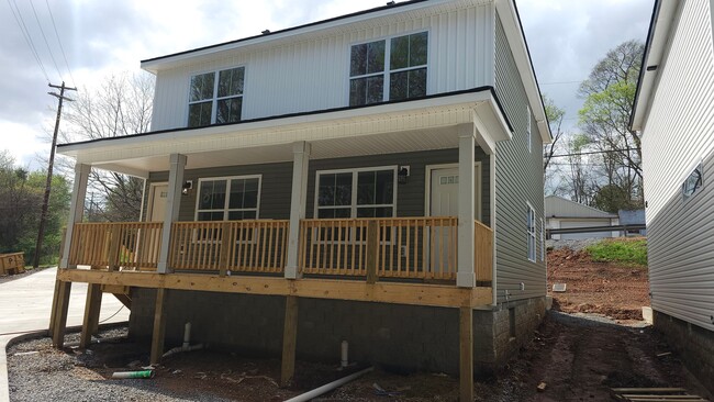 833 Cumberland Dr in Clarksville, TN - Foto de edificio - Building Photo