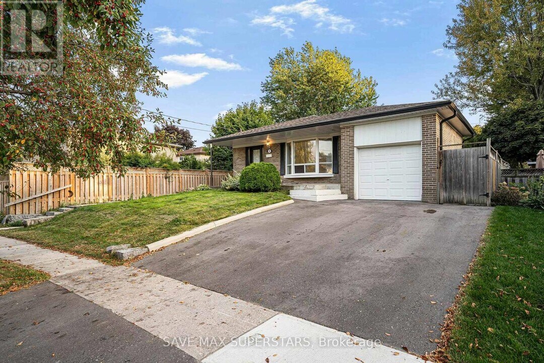 87 Pennington Crescent in Halton Hills, ON - Building Photo