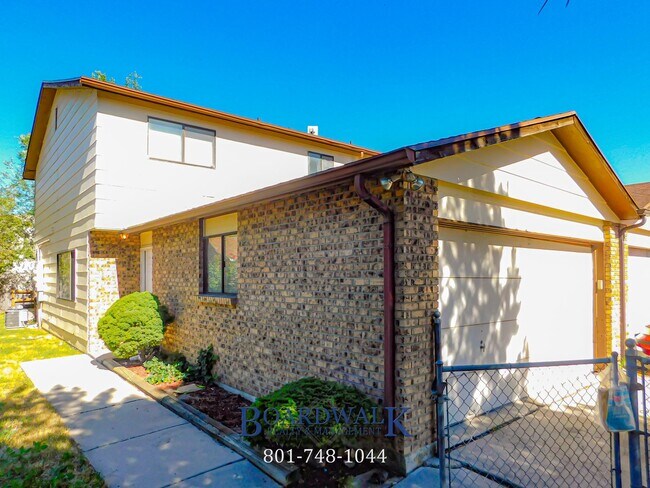 8261 Ivy Dr in Midvale, UT - Building Photo - Building Photo