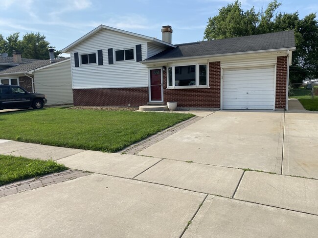 10 E Schubert Ave in Glendale Heights, IL - Building Photo - Building Photo