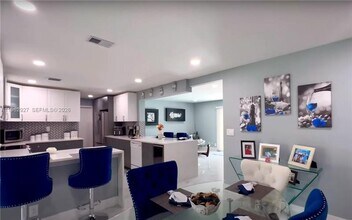 8275 Shadow Wood Blvd in Coral Springs, FL - Building Photo - Building Photo