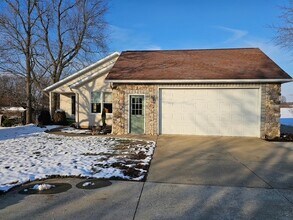 1009 Woodland St SW in Hartville, OH - Building Photo - Building Photo