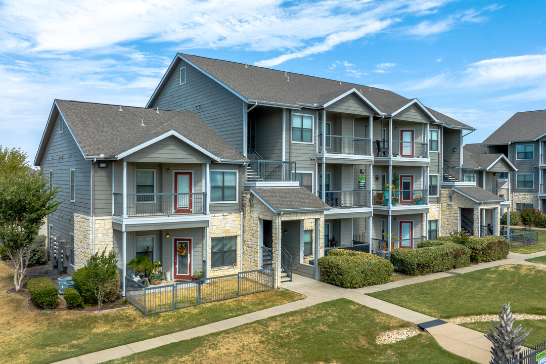 Republic Deer Creek Apartments in Fort Worth, TX - Foto de edificio