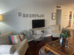 555 N Dupont Ave, Unit 94 in Nashville, TN - Foto de edificio - Building Photo