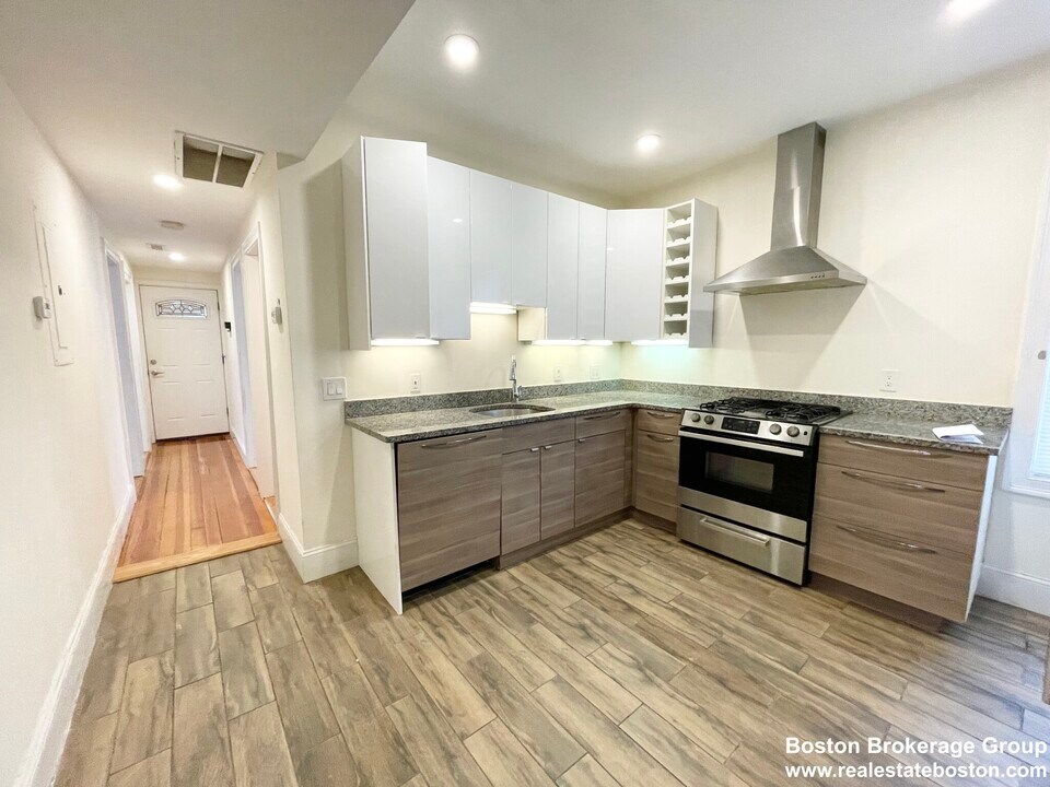 21 Edison Grn, Unit 2 in Boston, MA - Building Photo