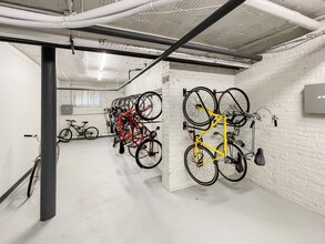 560 W Hawthorne Pl, Unit 516-110 in Chicago, IL - Building Photo - Building Photo