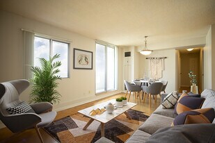 The Elmwoods in Mississauga, ON - Building Photo