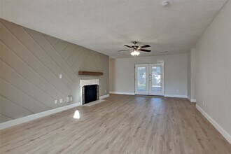18714 Timber Way Dr in Humble, TX - Foto de edificio - Building Photo