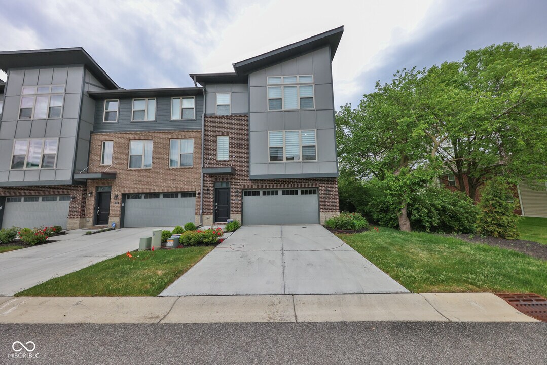 8244 Bostic Dr in Fishers, IN - Building Photo