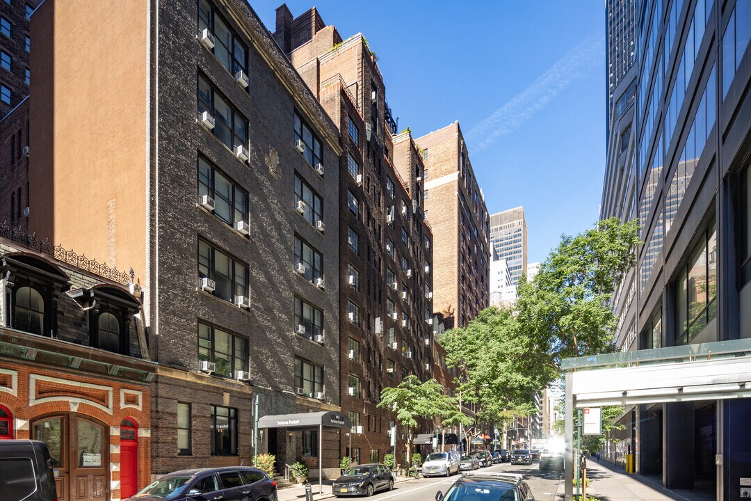 140 E 40th St in New York, NY - Building Photo