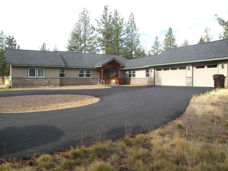 70233 Longhorn Dr in Sisters, OR - Building Photo