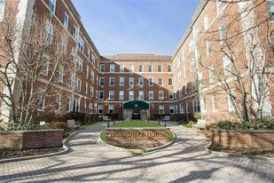 111 7th St in Garden City, NY - Building Photo