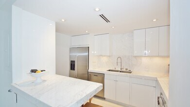 100 Bayview Dr, Unit 308 in Sunny Isles Beach, FL - Foto de edificio - Building Photo