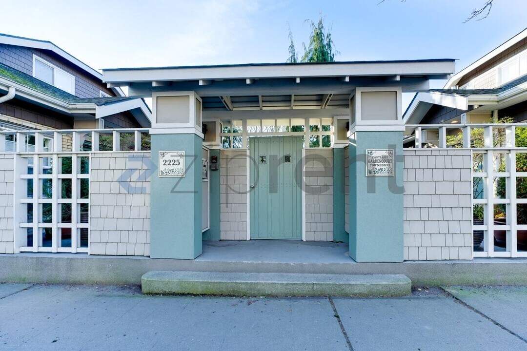 2225 Eastlake Ave E in Seattle, WA - Foto de edificio