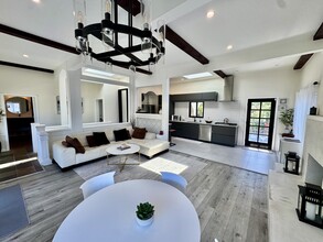 1923 Sunset Plaza Dr in Los Angeles, CA - Building Photo - Building Photo
