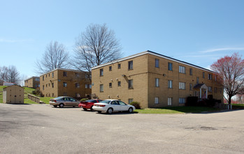 Brittain Woods in Akron, OH - Foto de edificio - Building Photo