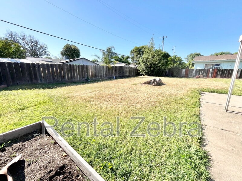 2747 Branco Ave in Merced, CA - Building Photo