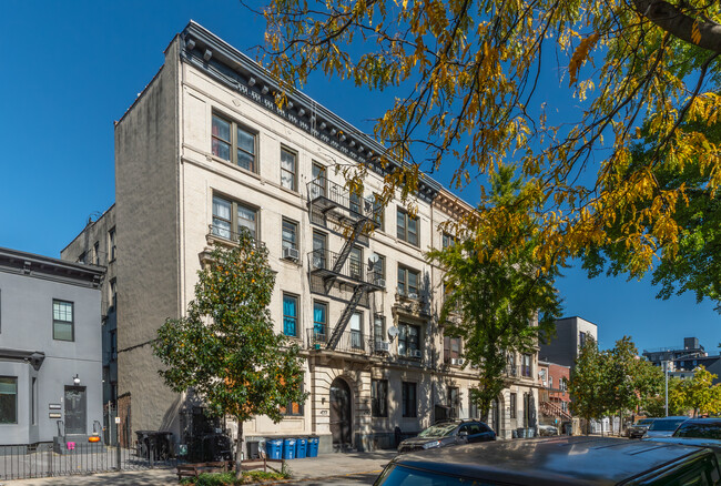 479 Van Buren St in Brooklyn, NY - Foto de edificio - Building Photo