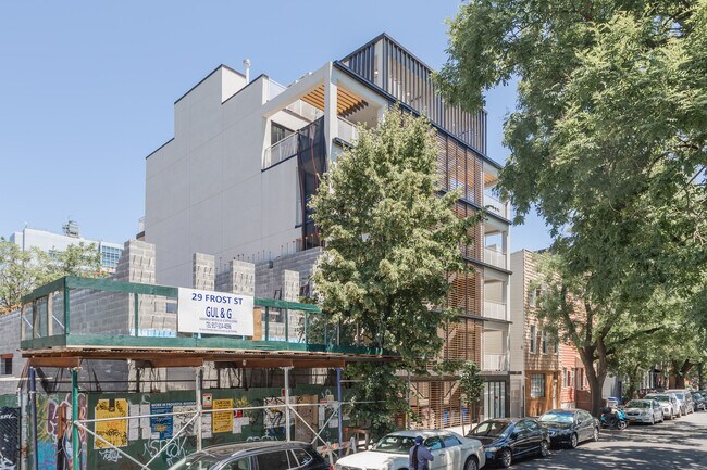 33 Frost St in Brooklyn, NY - Foto de edificio - Building Photo