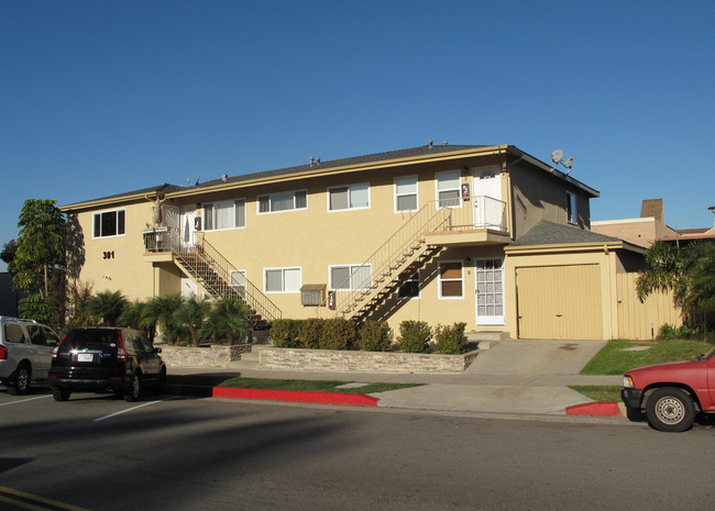 301-311 Carnelian St in Redondo Beach, CA - Building Photo - Building Photo