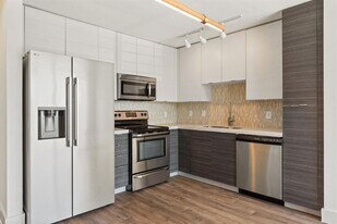 604 N Bluff Dr in Austin, TX - Building Photo