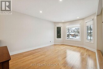 10 Eves Ct in Newmarket, ON - Building Photo - Building Photo