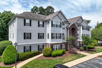 3694-3698 Cotswold in Greensboro, NC - Foto de edificio - Building Photo
