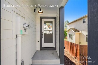 5834 SE 18th St in Gresham, OR - Foto de edificio - Building Photo